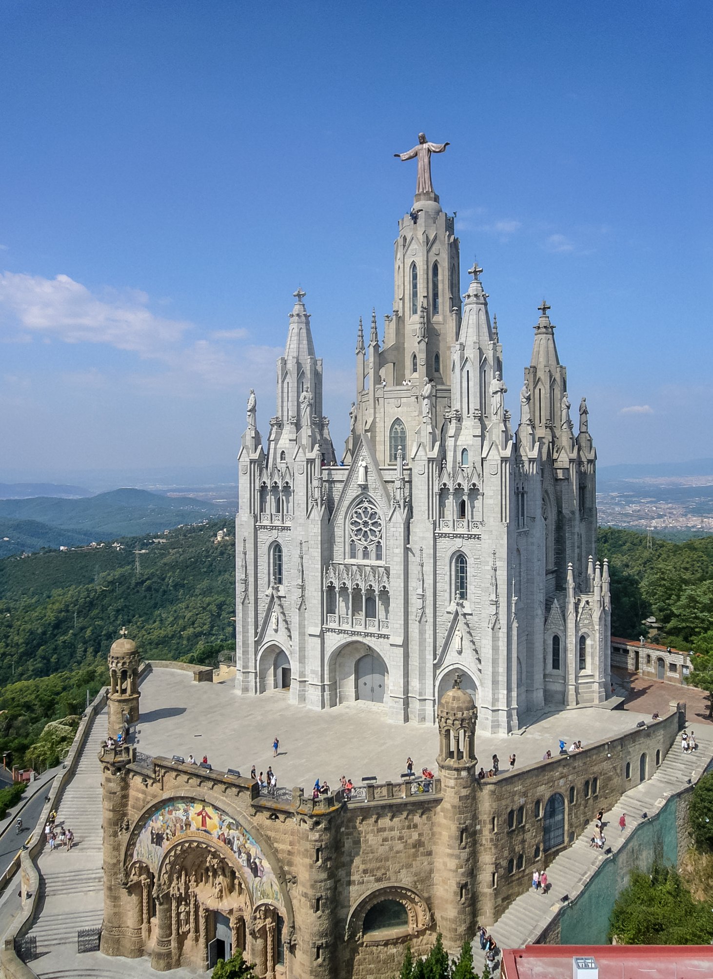 Infographic showing Tibidabo Barcelona 2026 travel guide with amusement park, Temple of the Sacred Heart, funicular transport, and panoramic views of Barcelona skyline and Mediterranean Sea from mountain summit.
