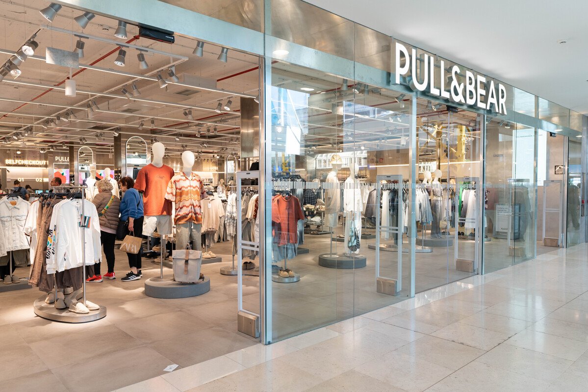 Infographic of Maremagnum Barcelona 2026 showing stores, opening hours, location at Port Vell, and top shopping categories including fashion, sports, and beauty.