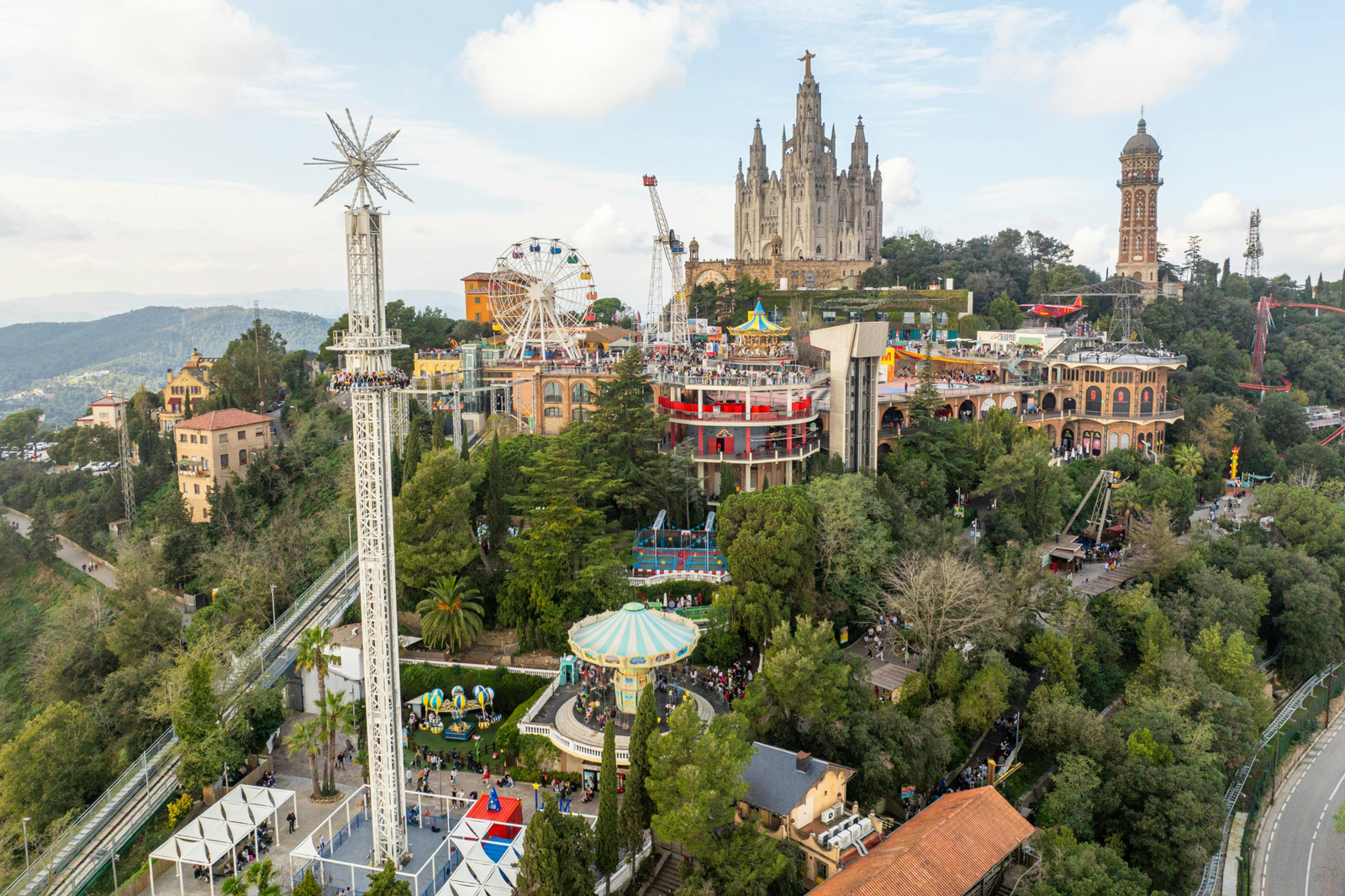 Tibidabo Amusement Park Barcelona infographic showing rides, tickets, transport options, and panoramic city views from the mountain with sunset skyline.