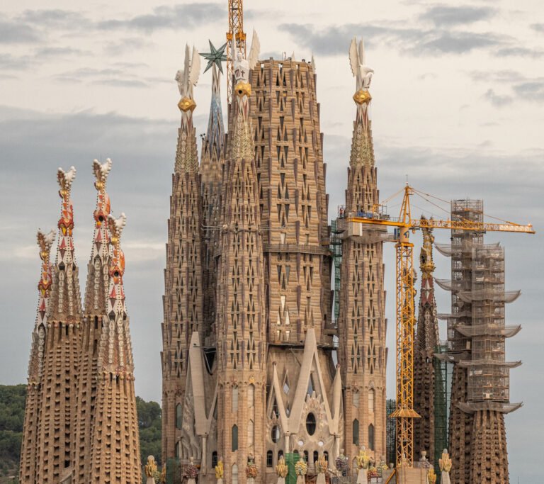 Infographic showing the construction timeline of the Sagrada Familia in Barcelona, including key dates from 1882 to the expected completion between 2030 and 2033.