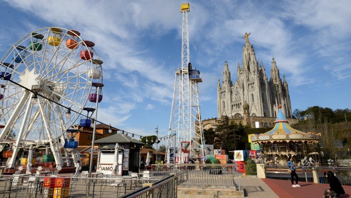 Visitors enjoying Tibidabo attractions in Barcelona with panoramic city views, Ferris wheel, vintage rides, and family-friendly amusement park experiences in 2026.