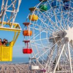 Infographic showing Horari Tibidabo 2026 opening hours, sunset tips, Cuca de Llum timetable, and panoramic views from Tibidabo Amusement Park in Barcelona.