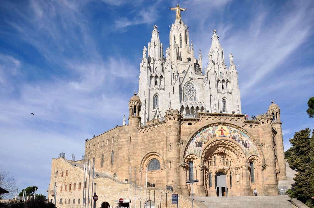 Panoramic sunset infographic of Mirador Tibidabo in Barcelona featuring skyline views, Tibidabo Temple, Ferris wheel, and top photography spots.