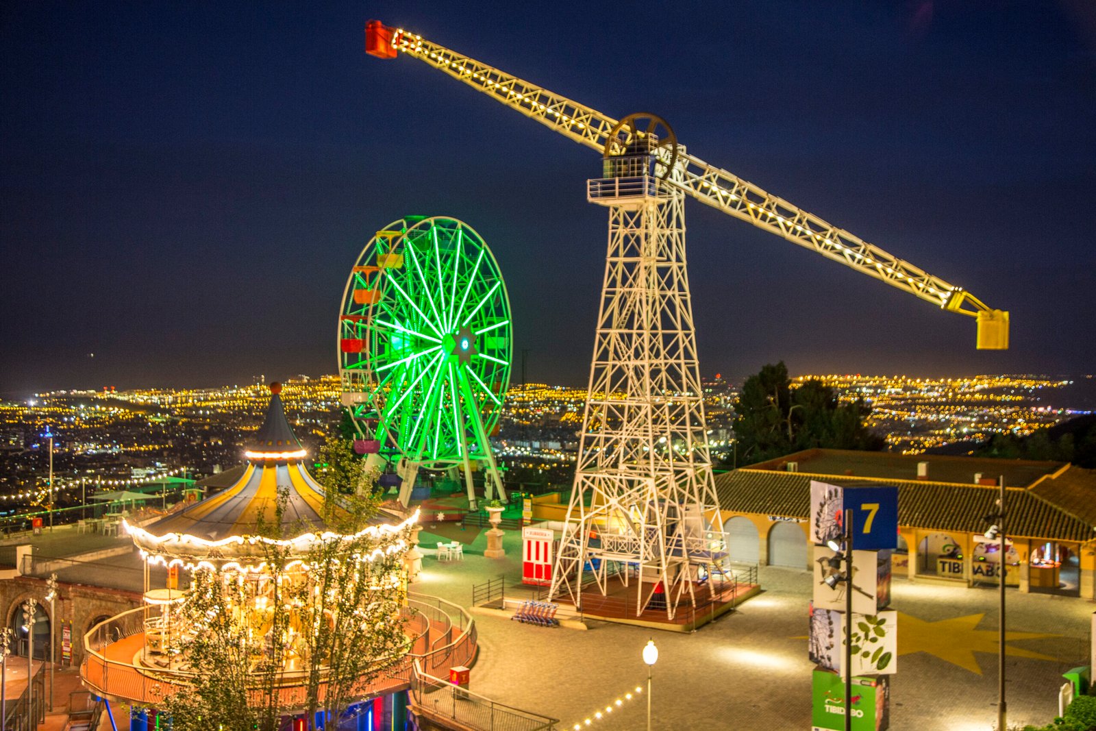 Parc d’Atraccions Tibidabo infographic showing rides, ticket tips, and panoramic Barcelona views from the mountaintop amusement park