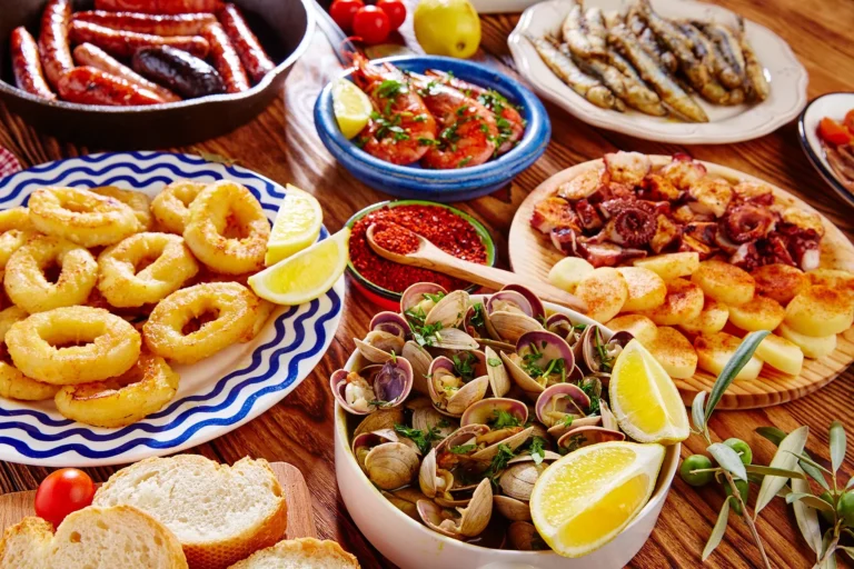 Traditional Spain cuisine food infographic featuring paella, tapas, jamón ibérico, seafood dishes, regional Spanish cuisine, and Mediterranean food culture.