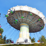 Infographic of Tibidabo attractions in Barcelona showing top rides, panoramic views, family areas, and thrill rides on a mountain amusement park overlooking the city.