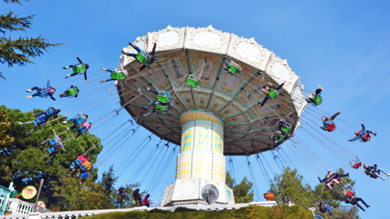 Infographic of Tibidabo attractions in Barcelona showing top rides, panoramic views, family areas, and thrill rides on a mountain amusement park overlooking the city.