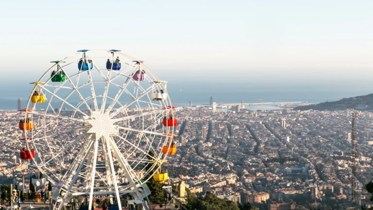 Panoramic infographic of Tibidabo Barcelona Spain featuring the Sagrat Cor Church, Tibidabo amusement park, sunset skyline views, Ferris wheel, funicular, and scenic mountain attractions overlooking Barcelona.