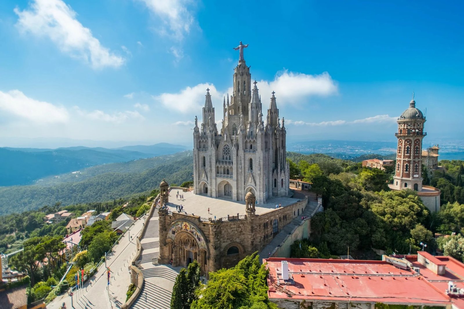 Infographic showing how to get to Tibidabo in Barcelona in 2026 using metro, Tibibus, funicular, car, taxi, and public transport routes with travel times and tips.