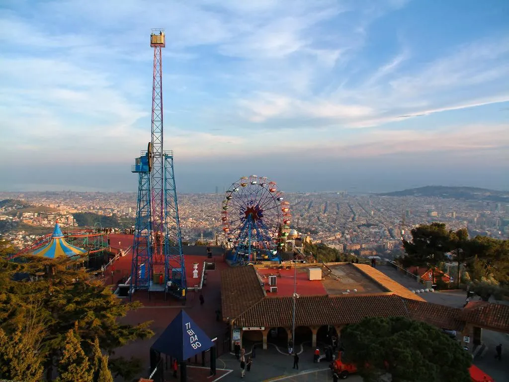 Infographic showing Vallvidrera, Tibidabo, and Les Planes in Barcelona with scenic hiking trails, Tibidabo Church, panoramic viewpoints, funicular transport, and Collserola nature experiences.