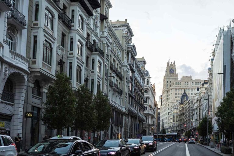 Infographic showing Spain weather in April 2026, including temperatures, beaches, festivals, rainfall, packing tips, and the best cities and islands to visit during spring.