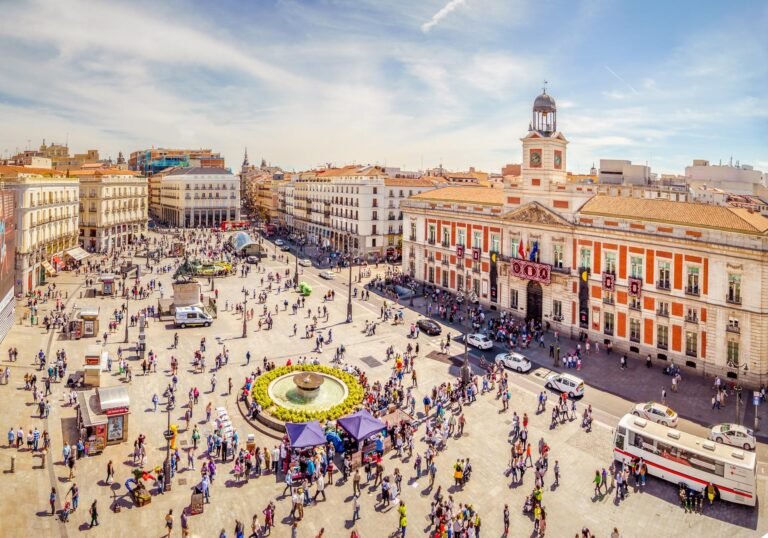 Infographic showing weather in Spain in February 2026, including temperatures in Canary Islands, southern Spain, Madrid, and northern Spain, with travel tips for winter sun, skiing, beaches, and cultural cities.