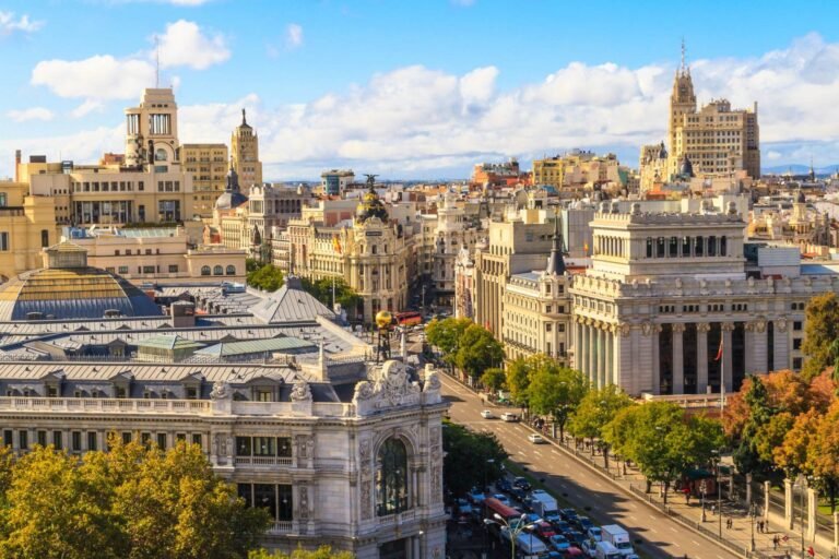 Infographic showing Madrid weather in March 2026 with spring temperatures, travel tips, packing advice, sightseeing highlights, food experiences, and best things to do in Spain during early spring.