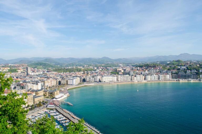 Weather in Spain in September 2026 infographic showing average temperatures by region, best travel destinations, sea temperatures, and travel tips for beaches, cities, and islands.